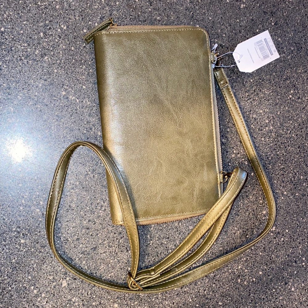 Brand New Purse. Lots of pockets!